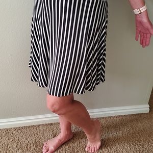 Max studio black and white stripe stretch skirt